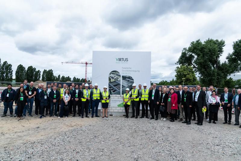 Various people at the groundbreaking ceremony for the new data centre campus in Berlin’s Marienpark