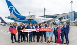 Norse Atlantic Airways verbindet den BER ab sofort mit Los Angeles in den USA. Thom-Arne Norheim, COO Norse (5.v.l.), und Thomas Hoff Andersson, COO FBB (7.v.l.), mit der Crew des Erstfluges.