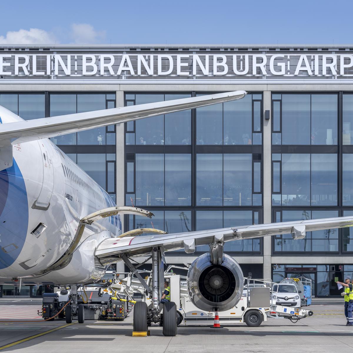Image of the aircraft in front of Terminal 1 for the May 2024 traffic statistics from Berlin Brandenburg Airport