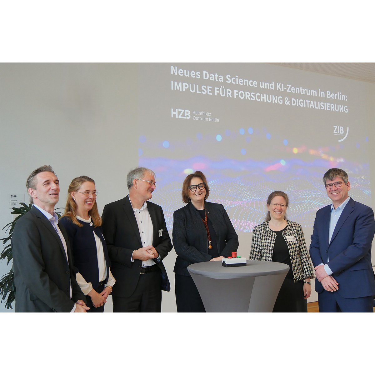 At the kick-off event for the set-up of a new data centre in Berlin - from left to right: Prof. Sebastian Pokutta (Vice-President of ZIB), Dr Kathrin Rost (Head of Administration at ZIB), Prof. Christof Schütte (President of ZIB), Dr Ina Cyborra (Senator), Saskia Vormfelde (Commercial Director of HZB), Prof. Bernd Rech (Scientific Director of HZB).