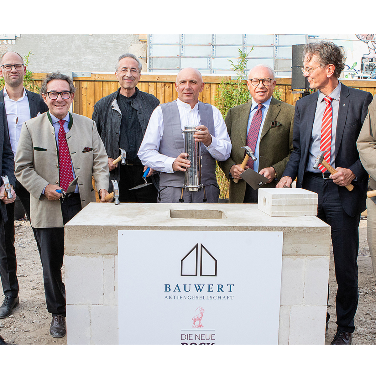 f.l.t.r. Daniel Herrmann, Frank Kulawig, Michael Staudinger, Sergei Tchoban, foundation stone foreman, Dr. Jürgen Leibfried, Senator Christian Gaebler, City Councilor for Construction Florian Schmidt 