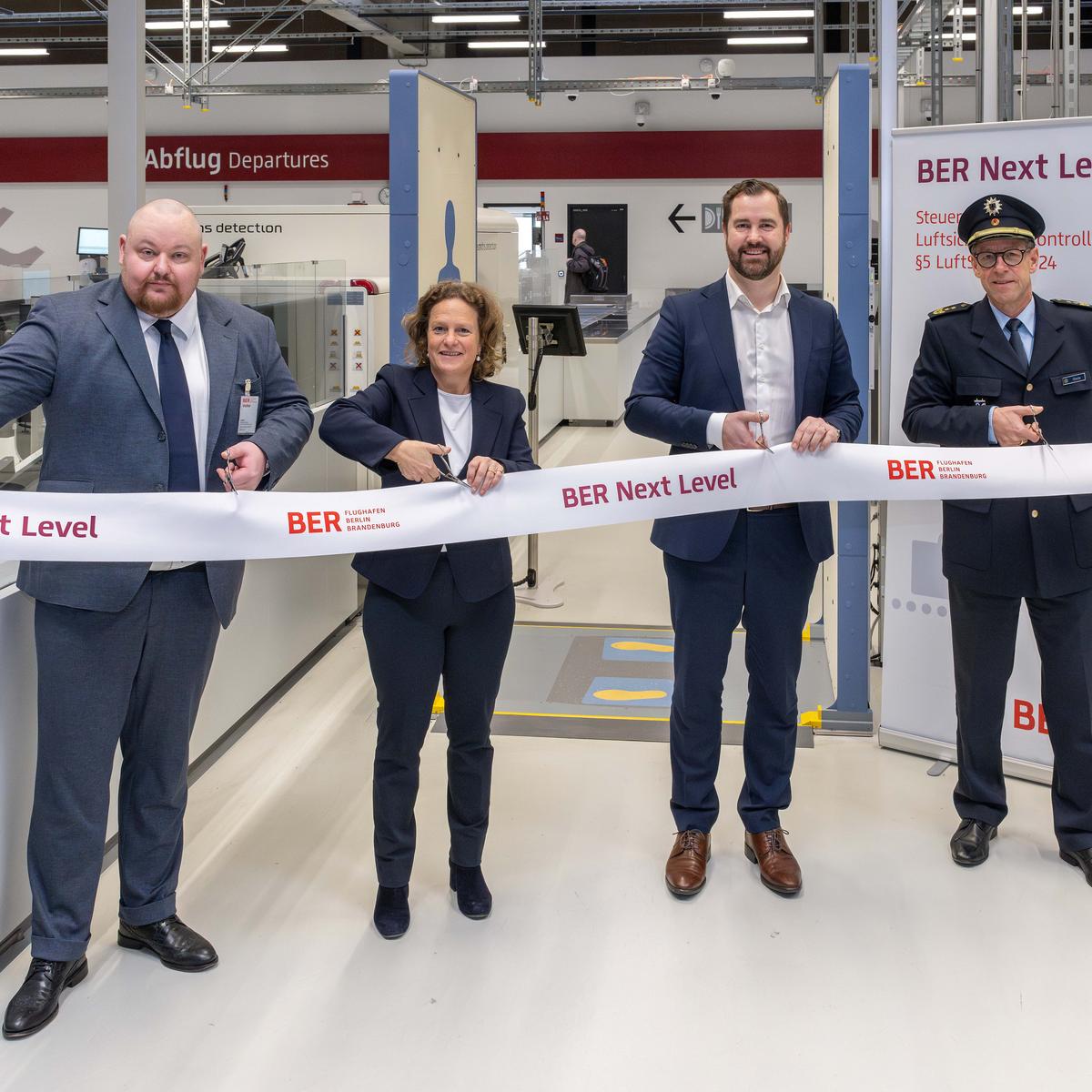 Ceremonial ribbon cutting for the takeover of aviation security control at BER by: Tobias Soppart, GF / Segment Manager Securitas Aviation, Aletta von Massenbach, CEO FBB, Thomas Hoff Andersson, COO FBB, Carsten Glade, Federal President Berlin