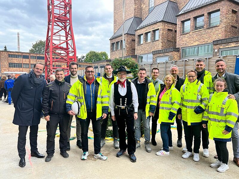 With the traditional topping-out speech, PORR foreman Renè Kirches wished the new building luck and blessings on behalf of the entire construction site team.