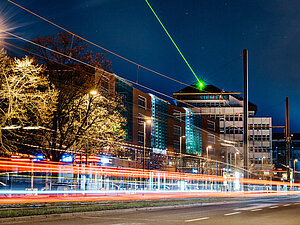 Der Laser strahlt bei Nacht vom Adlershofer Innovations- und Gründerzentrum IGZ ca. 3km weit nach Spindlersfeld.