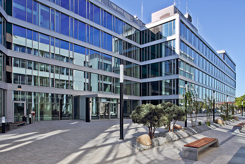 Exterior view of the new office building HUB3 in Schönefeld