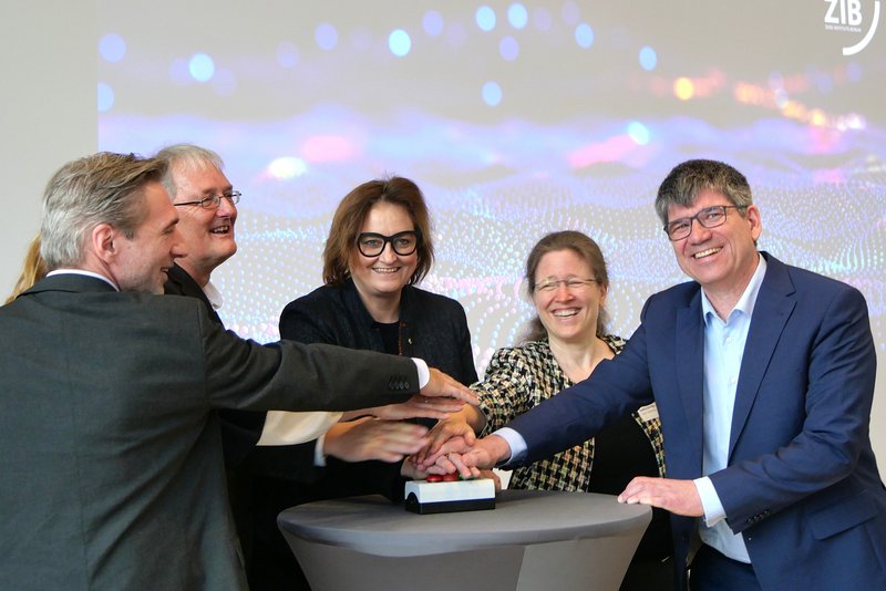 The management of ZIB and HZB, together with the Senator for Science, Dr Ina Czyborra, pressed the symbolic start button.