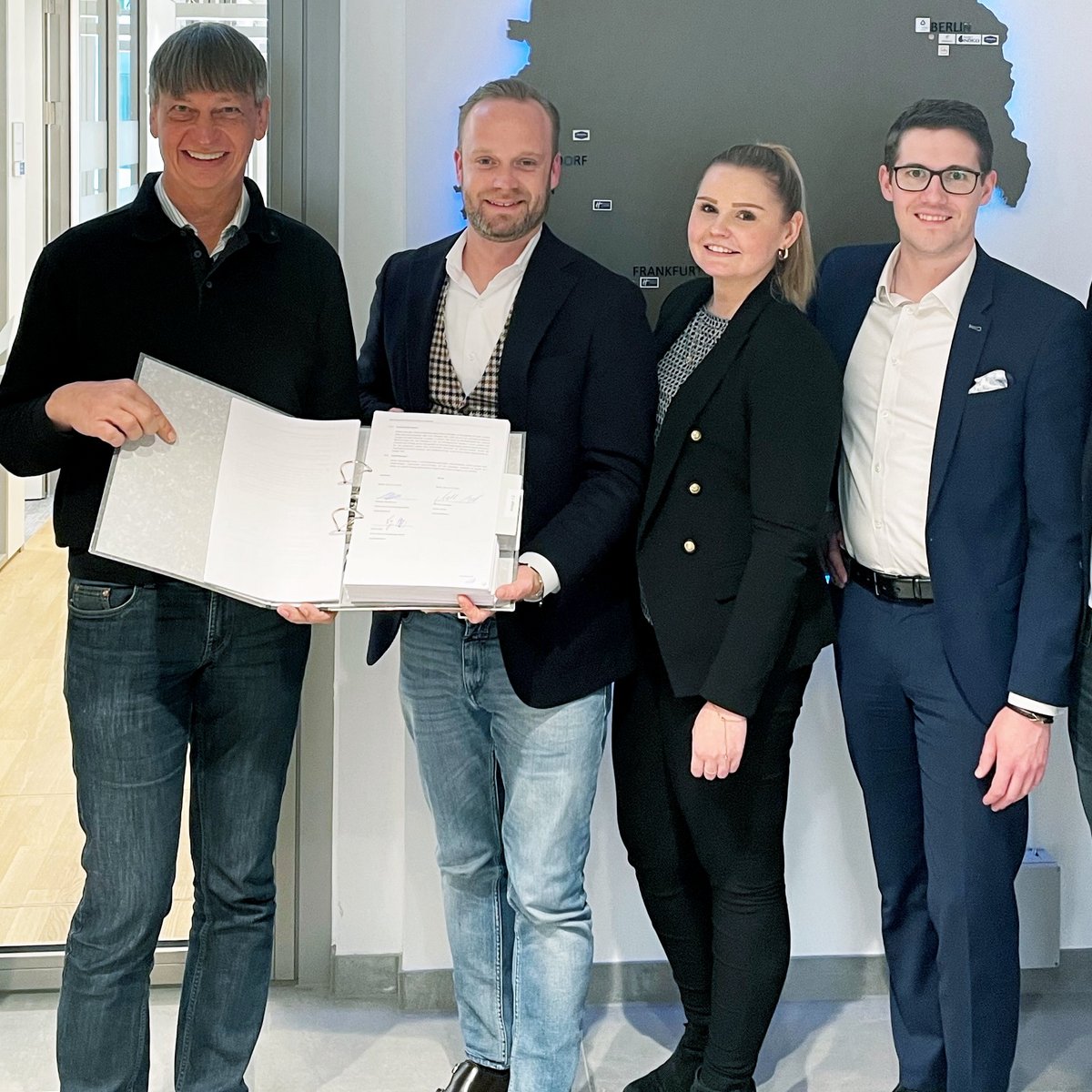 Gruppenfoto der Vertragspartner