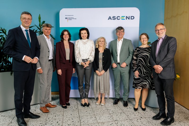 L.t.r.: Patrick Cramer (MPG), Karsten Reuter (FHI), Fatma Deniz (TU-Berlin), Research Minister Dorothee Bär, Michelle Browne (HZB), Bernd Rech (HZB), Saskia Vormfelde (HZB), Martin Keller (Helmholtz-Association)