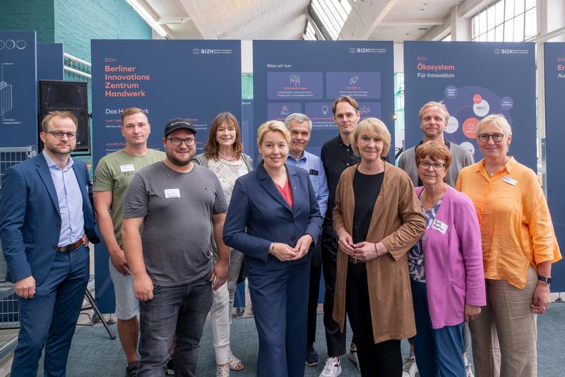Group photo featuring the following individuals: André Stein, Glasfischer; Robert Sachs, Technomaler; David Franke, Technomaler; Mechthild Bonnen, Berlin School of Economics and Law / Zukunft findet Stadt; Franziska Giffey, Senator for Economics, Energy and Public Enterprises; Jan Rösler, Berlin University of Applied Sciences; Matthias Menger, ringberlin / KOIMO Development; Carola Zarth, President of the Berlin Chamber of Crafts; Beate Bliedtner, Berlin Painters’ Guild; René Giese, MotionLab.Berlin; Kerstin Wiktor, Berlin Chamber of Crafts.