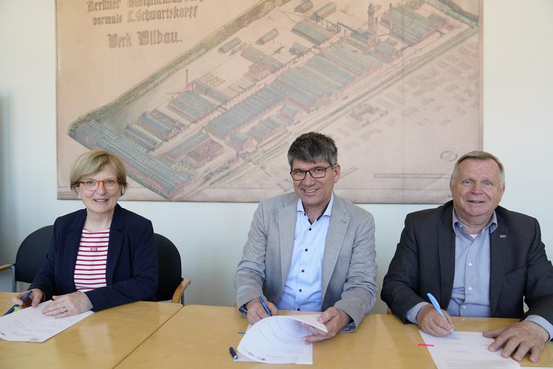 The following persons were present at the signing of the cooperation agreement between TH Wildau, represented by President Prof. Dr. Ulrike Tippe, and the Helmholtz-Zentrum Berlin for Materials and Energy, represented by Scientific Director Prof. Dr. Bernd Rech (center) and Commercial Director Thomas Frederking.