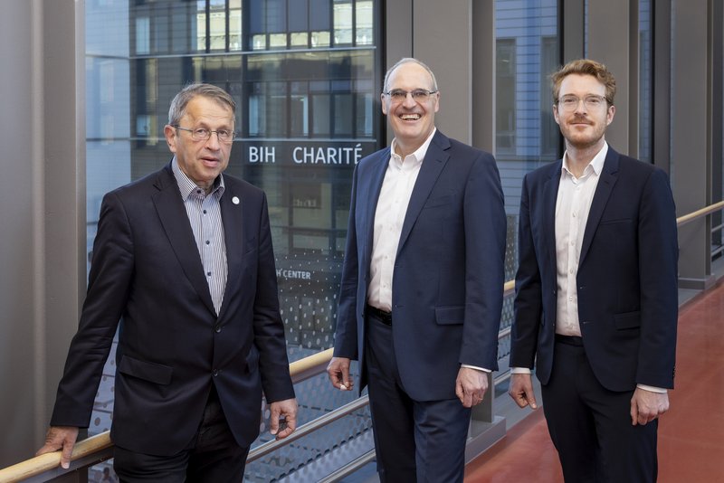 From left to right: Prof. Heyo K. Kroemer, Chairman of the Board of Charité; Dr. Volker Lang, Senior Vice President Research & Development, BIOTRONIK; Andreas Portmann, Managing Director of the German Heart Center Foundation.