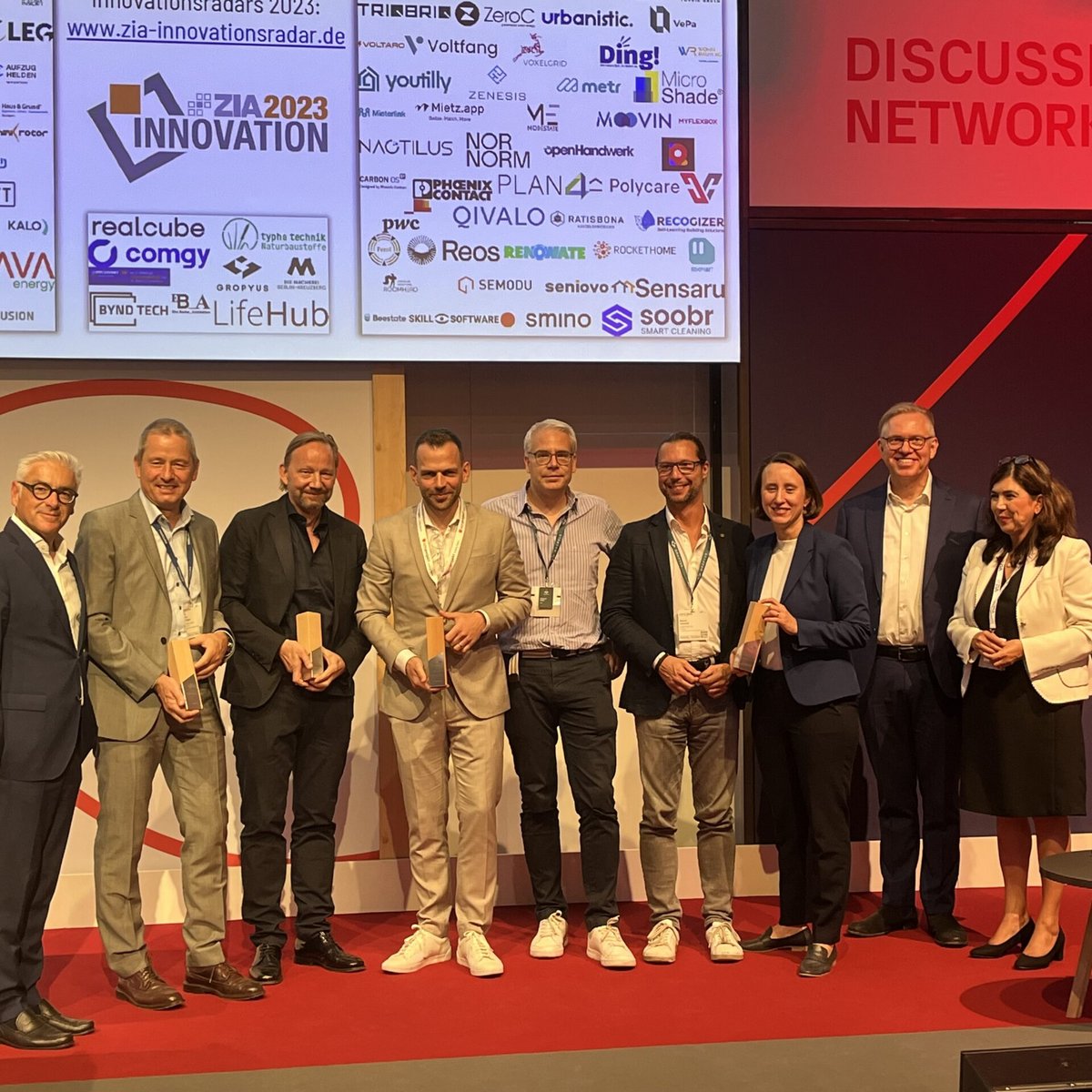 Auszeichnung für die Macherei Berlin-Kreuzberg. Auf der EXPOREAL in München, verschiedene Mitarbeiter der Macherei sowie Lena Brühne, Geschäftsführerin von Art-Invest Real Estate.