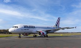 Flugzeug der spanischen Airline Volotea auf dem Rollfeld