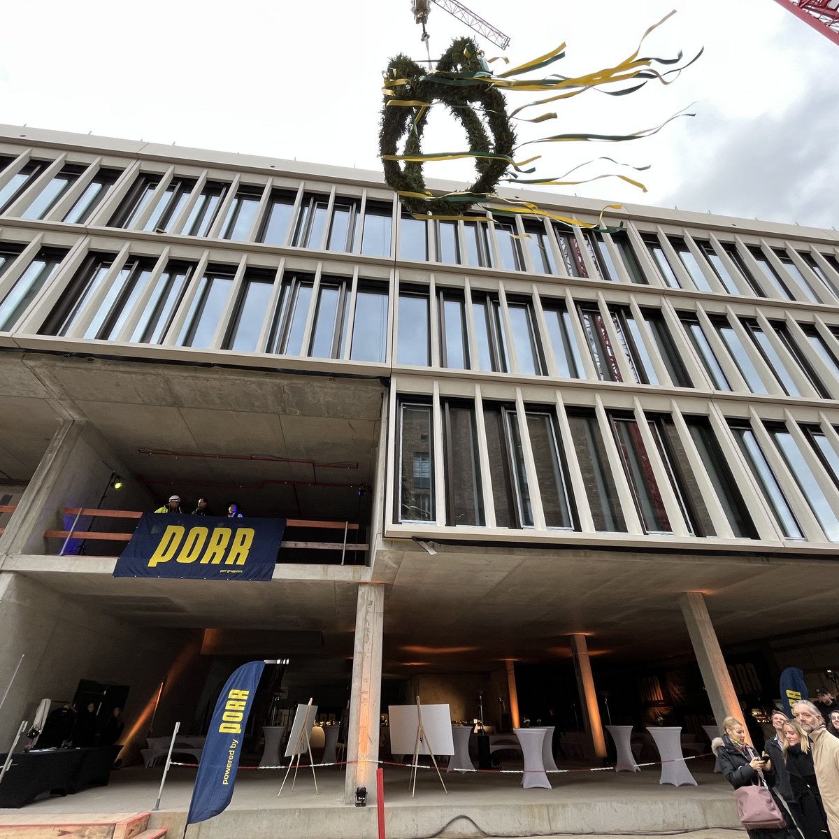 Topping-out ceremony PORR office building - topping-out wreath in front of the building