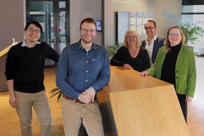 The following people stand together at a table: Dr. Ta-Shun Chou, Dr. Andreas Popp, Dr. Maike Schröder, Prof. Dr. Thomas Schröder, Dr. Janet Zapke