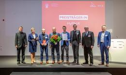Picture shows the winners of the Berlin Brandenburg Innovation Award with political representatives.