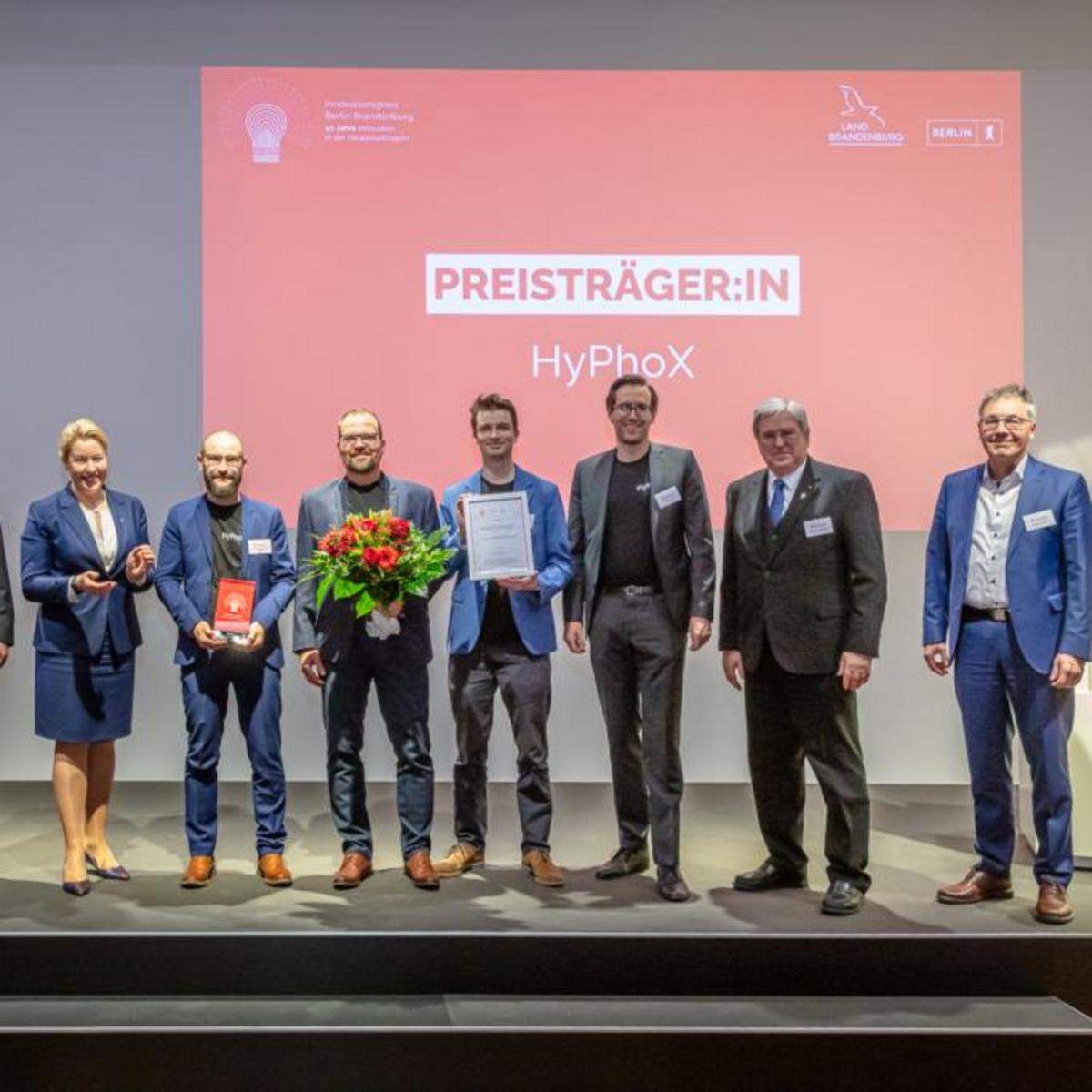 Picture shows the winners of the Berlin Brandenburg Innovation Award with political representatives.