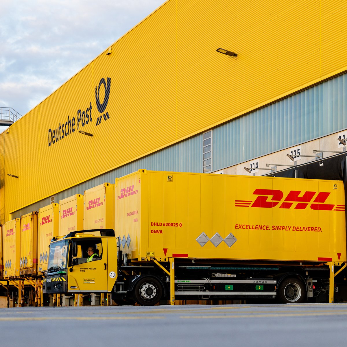 New DHL parcel center in Ludwigsfelde | Loading and unloading