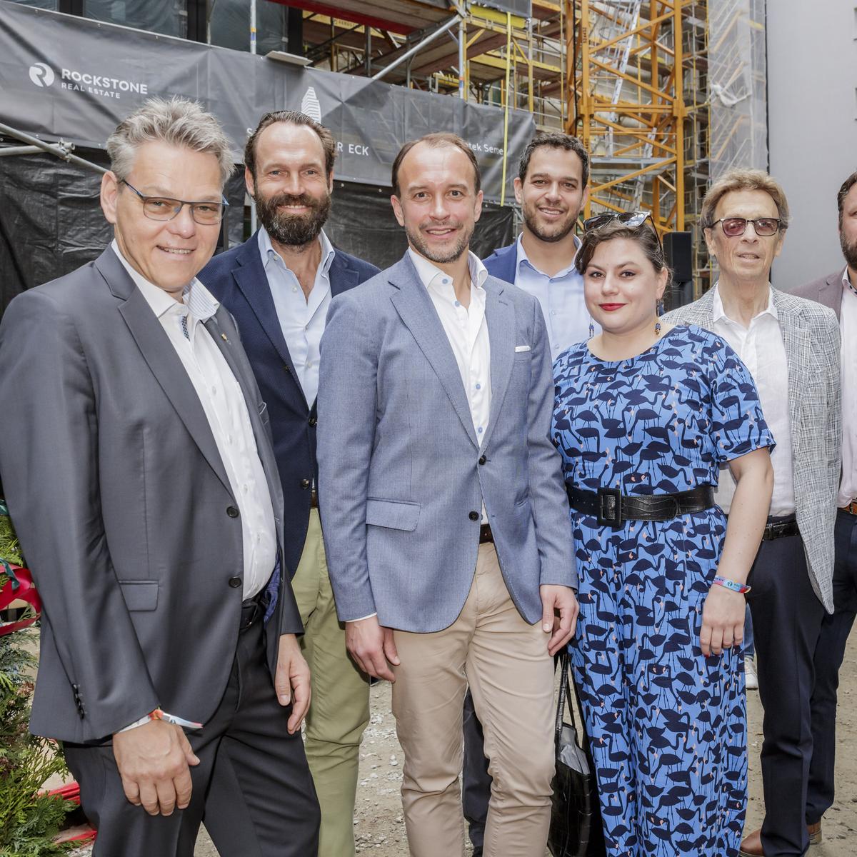 The project participants celebrated the topping-out ceremony at Schöneberger Eck with more than 200 guests from business, politics and administration. (from left to right: Jörn Oltmann, District Mayor Tempelhof-Schöneberg; Dietrich E. Rogge, Founder & CEO, ROCKSTONE; Florian Sakowski, Managing Director and Partner ROCKSTONE; Rouven Semel, GbR Kotek/Semel, Eva Majewski, District Councillor Tempelhof Schöneberg; Nathan Kotek, GbR Kotek/Semel; Ingmar Linde, WOLFF & MÜLLER).