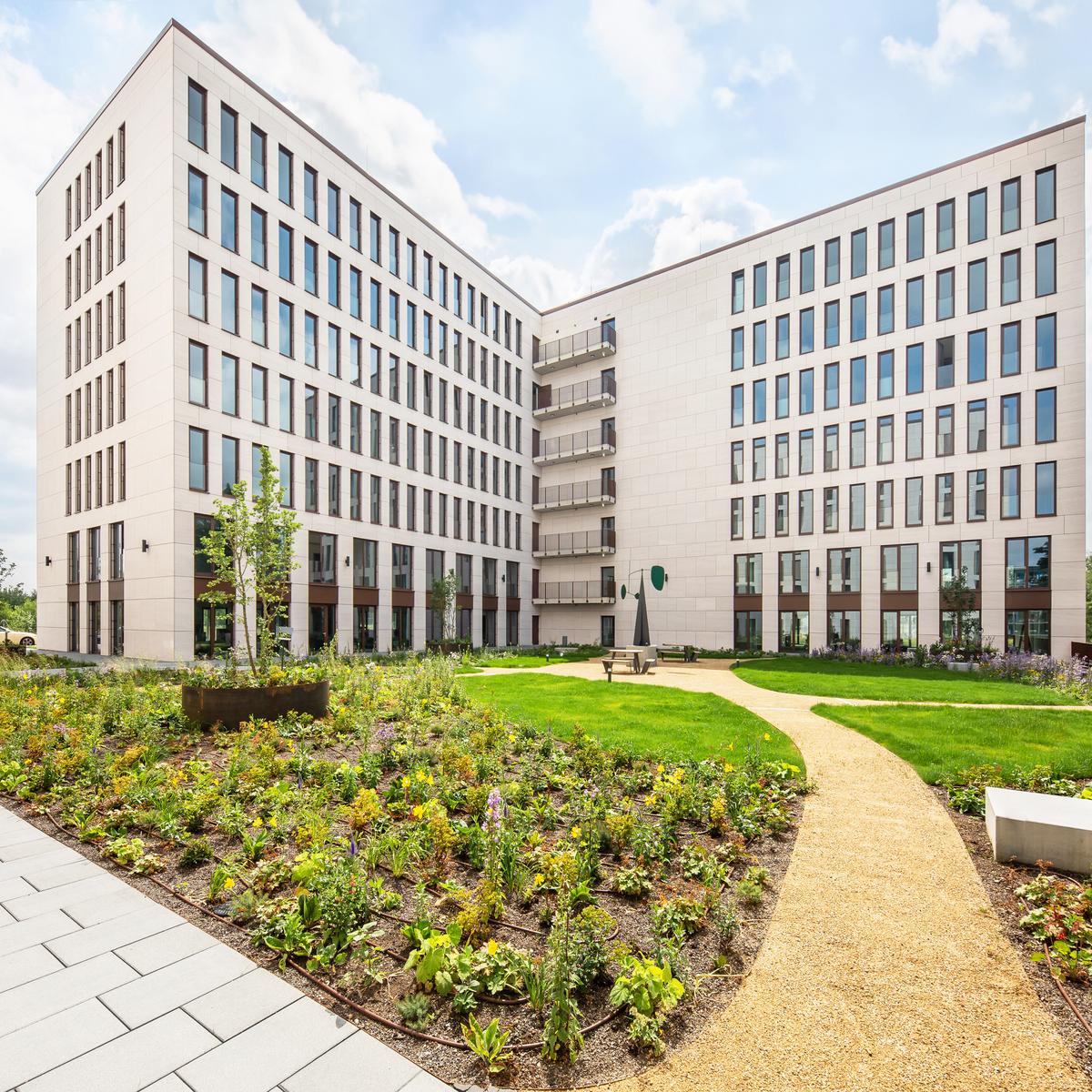 Photo with green area of THE UNIQUE in Gatelands Businesspark Kienberg