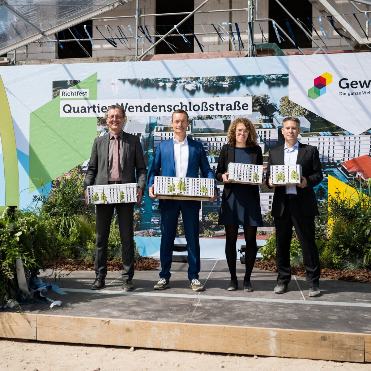 Picture of the topping-out ceremony in Berlin Treptow-Köpenick with Christian Gaebler, Markus Terboven, Dr. Claudia Leistner and Malte Bädelt 