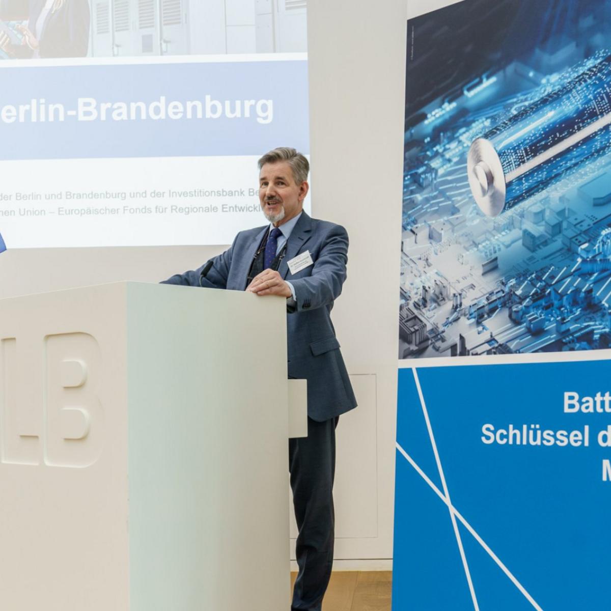 Dr. Kammradt, spokesman for the management of Wirtschaftsförderung Land Brandenburg GmbH, behind a podium at the "3rd Battery Forum" networking event.