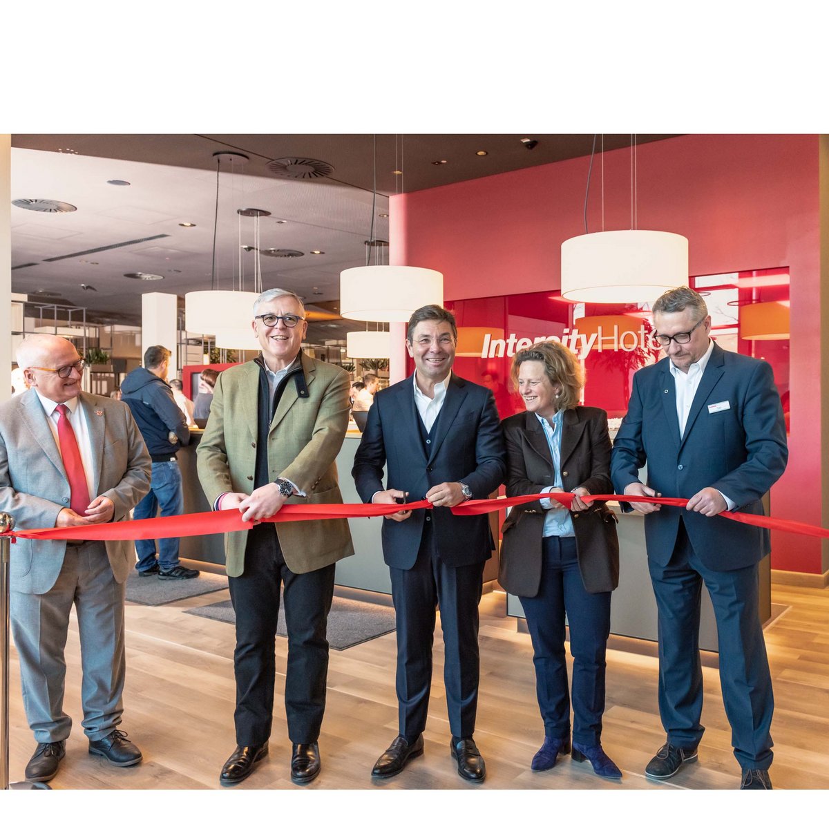 symbolischer Banddurchschnitt zur Eröffnung des Intercity Hotels am BER
