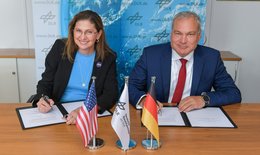 Catherine Koerner from NASA and Dr. Walther Pelzer from DLR sign an agreement on September 18, 2024, for a German CubeSat to join the Artemis II mission.