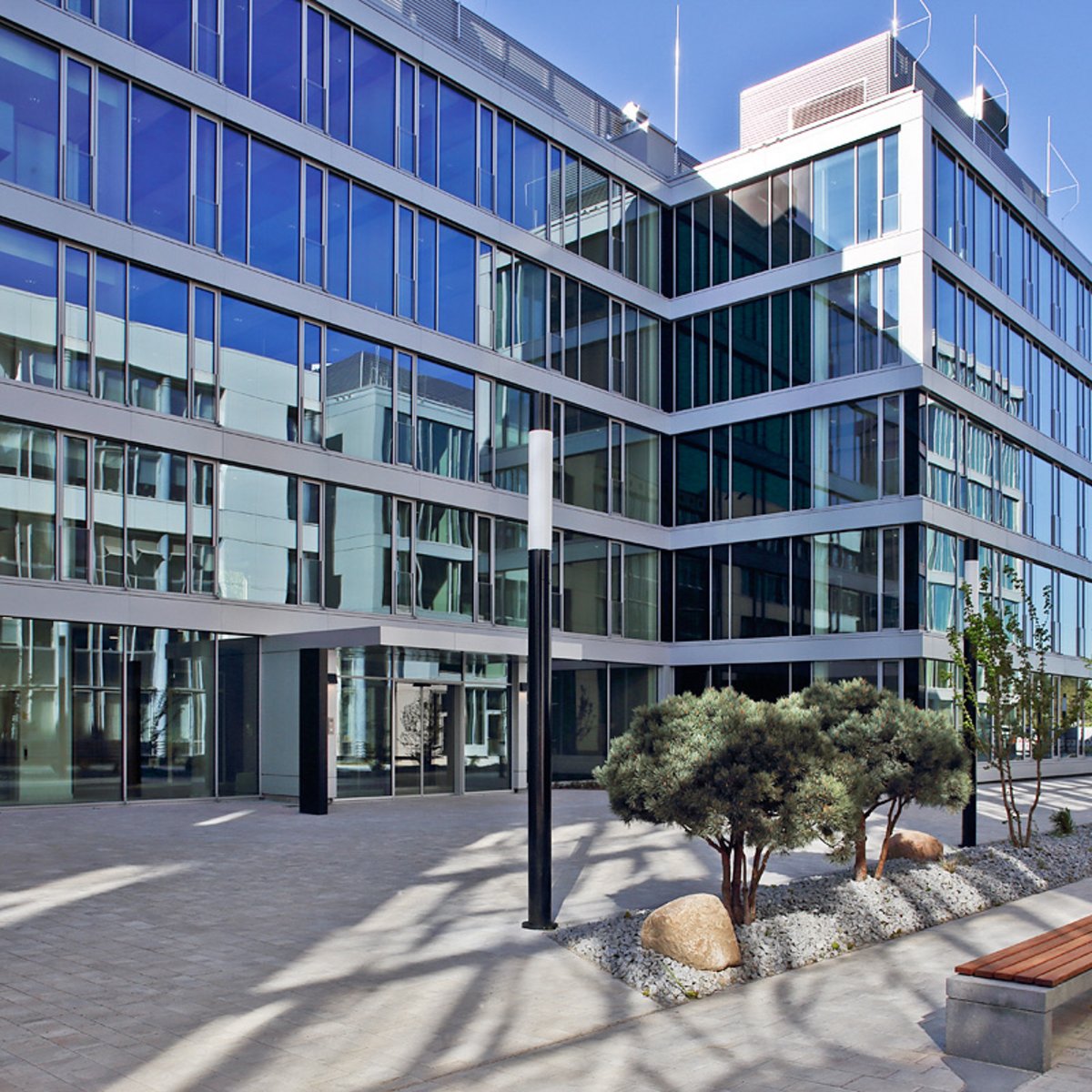 Exterior view of the new office building HUB3 in Schönefeld