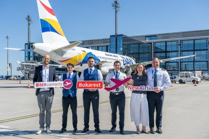 In front of a Dan Air airplane in the picture: Johannes Mohrmann, Senior Manager Business Development Aviation, Flughafen Berlin Brandenburg GmbH (1st from right), Diana Wesser, Sales and Marketing Manager, Dan Air GSE Friends Touristik Marketing (2nd from left) and crew.