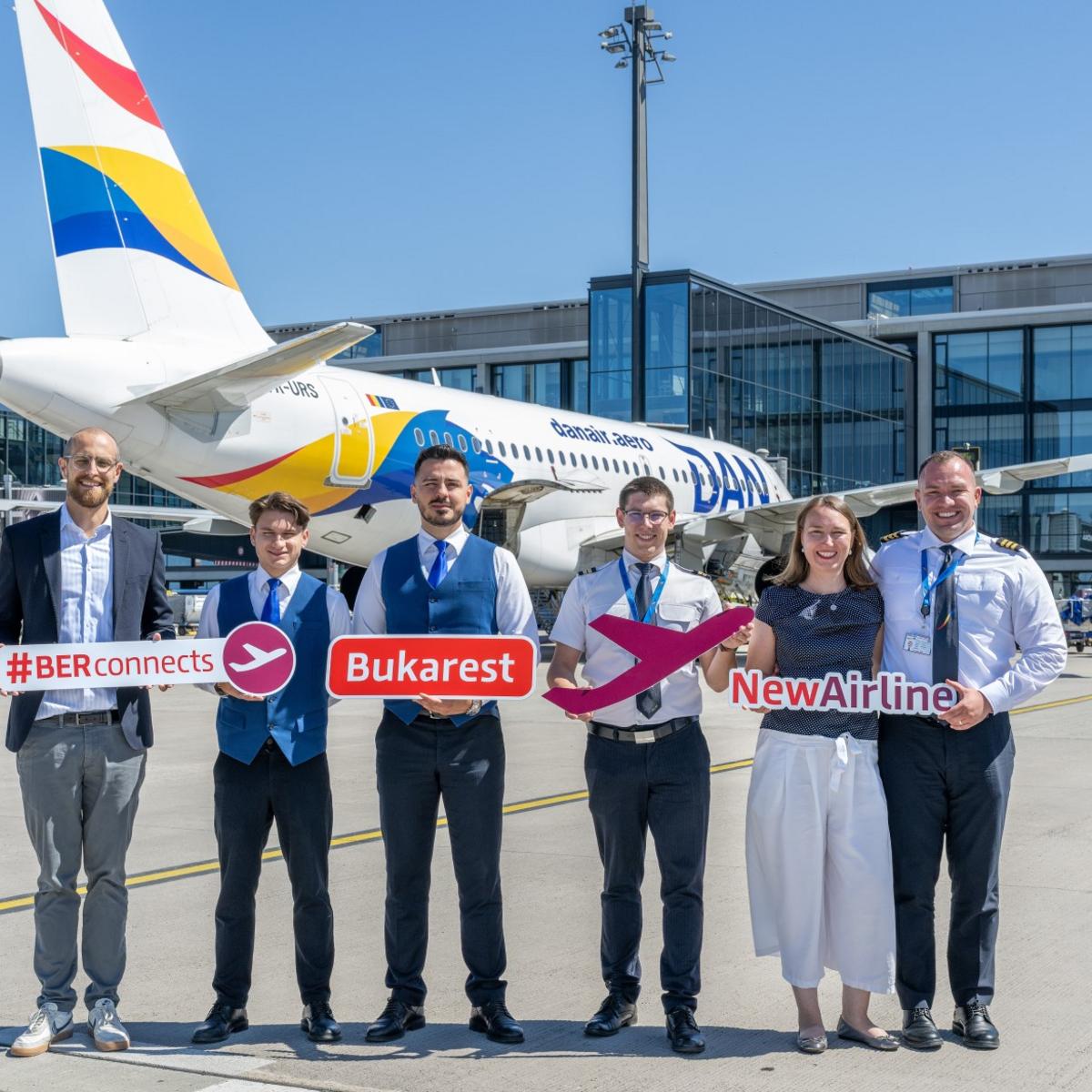 In front of a Dan Air airplane in the picture: Johannes Mohrmann, Senior Manager Business Development Aviation, Flughafen Berlin Brandenburg GmbH (1st from right), Diana Wesser, Sales and Marketing Manager, Dan Air GSE Friends Touristik Marketing (2nd from left) and crew.
