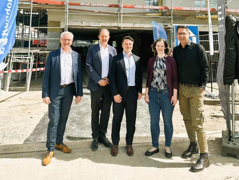 Mayor Andreas Igel, Florian Lanz (CEO of Laborgh Investment GmbH), Peter Maaß & Sandra Dreyer (STADT UND LAND Wohnbauten-Gesellschaft mbH), Leo W. A. de Man (CEO of Kondor Wessels Holding GmbH).