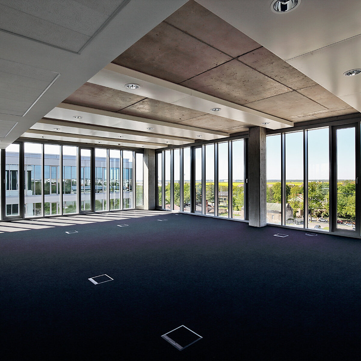 Photo of the interior of the newly opened office building HUB3 in Schönefeld