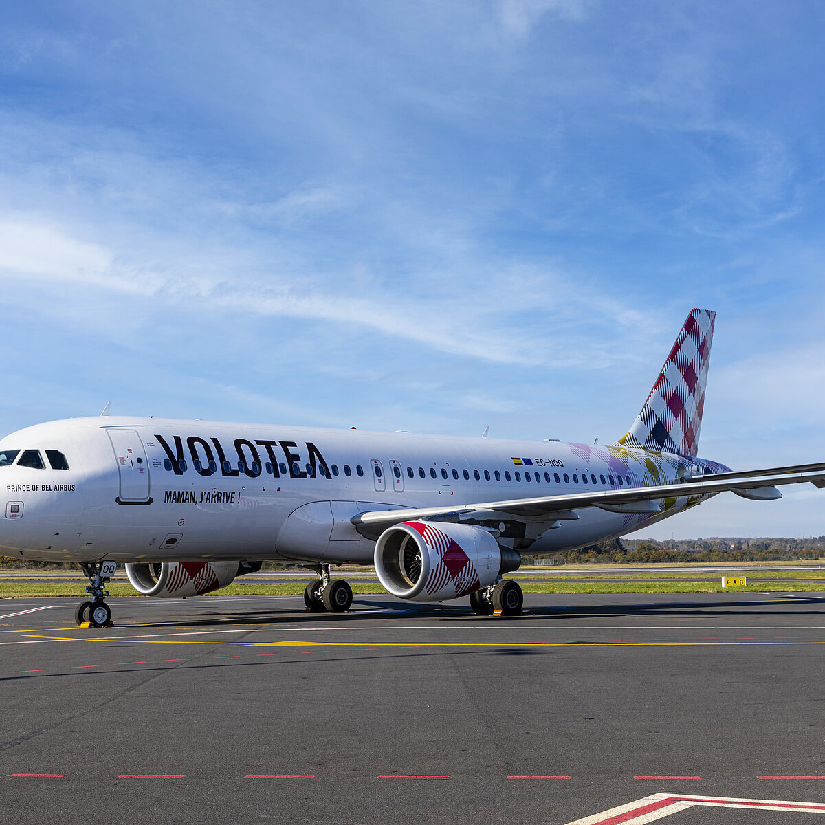 Flugzeug der spanischen Airline Volotea auf dem Rollfeld