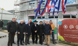 Topping-out ceremony Campus "AM OKTOGON" in Berlin-Adlershof with: Marcus Buder, Berliner Sparkasse, Dr. Christoph Keim, Chairman of the Supervisory Board of Bauherrengesellschaft, Rolf Lechner, Executive Board immobilien-experten-ag., Stephan Zergiebel, Berliner Sparkasse, Oliver Igel, District Mayor Treptow-Köpenick, Klaus Pahl, authorized signatory and technical manager immobilien-experten-ag. Marius Andreiu, foreman of the general contractor Lupp, Mareike Lechner, executive immobilien-experten-ag. Rudolf Wolff, senior site manager of the general contractor Lupp, Gunter Bürk, managing partner GBP Architekten, Nils Köppe, site manager of the general contractor Lupp