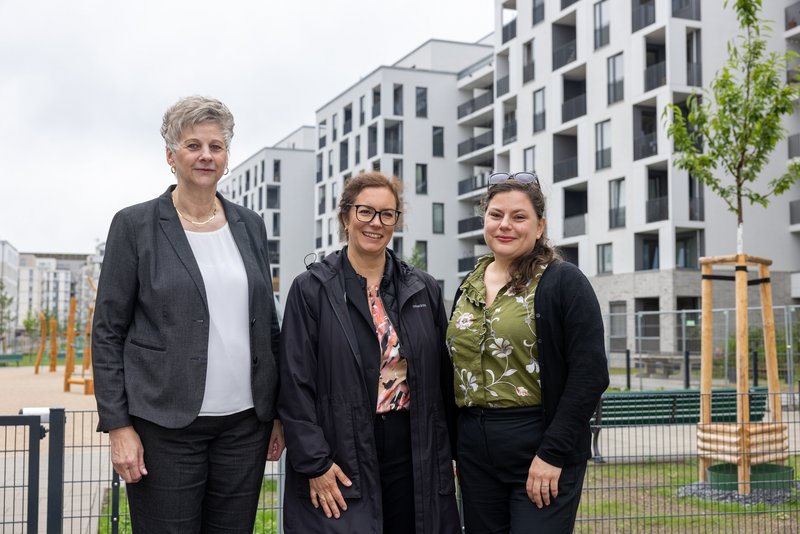 (from left to right): Karin Richter, Branch Manager Berlin at OFB Projektentwicklung, Saidah Bojens, Branch Manager Berlin and Saxony at Instone Real Estate, and Eva Majewski Sparacino, District Councillor for Urban Development and Facility Management of the Tempelhof-Schöneberg district