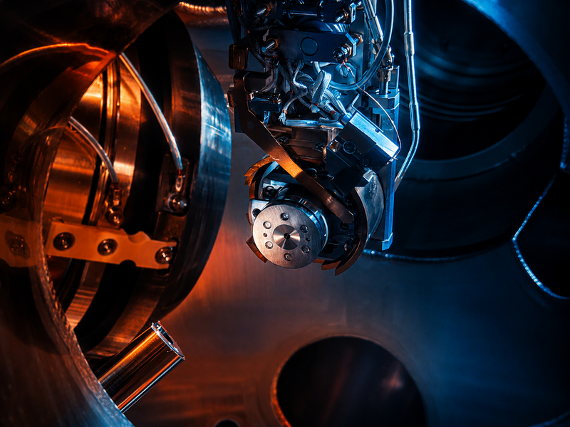 A view of the operando cell in the sample chamber during the measurements at the SISSY Endstation.