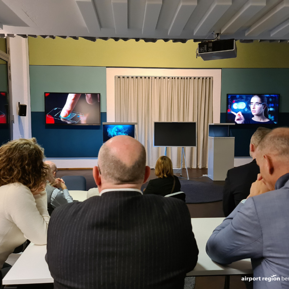 Demonstration in the 5G showroom at WISTA Adlershof, guests watch and listen intently.