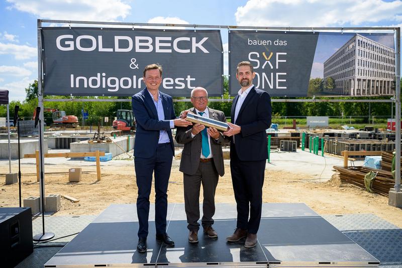 The following individuals held the time capsule for SXF ONE together during GOLDBECK’s breaking ceremony in Schönefeld: Eric Reichardt (Investment Manager at Indigo Invest), Schönefeld’s Mayor Christian Hentschel, and Goldbeck Branch Manager Benjamin Schmidt.
