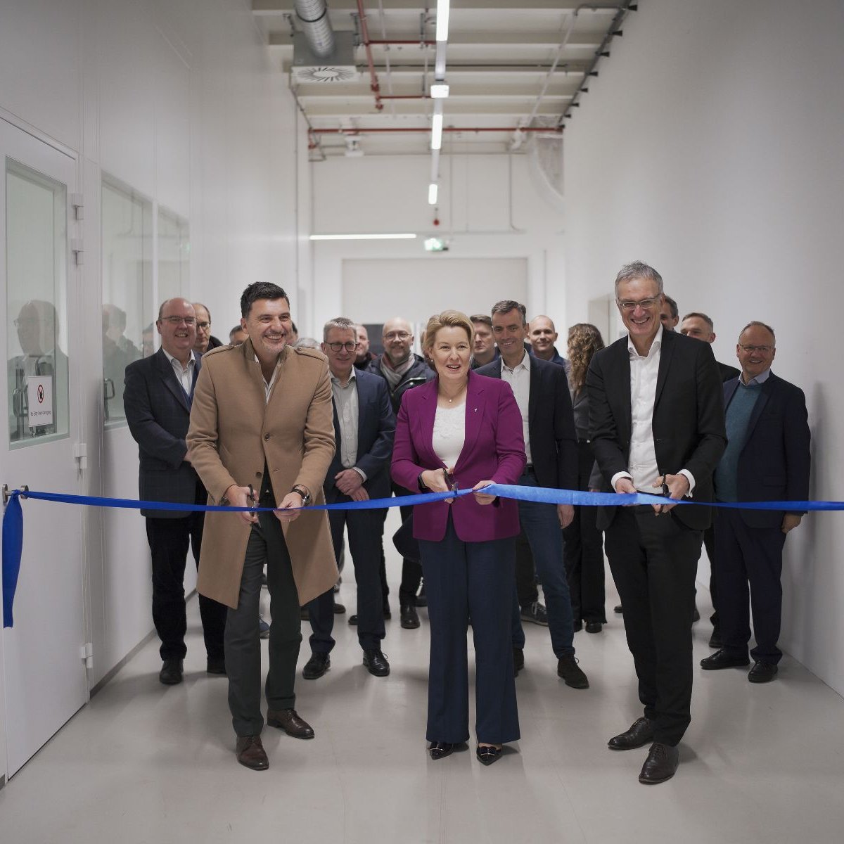 The following people symbolically cut a blue ribbon for the ceremonial handover to semiconductor supplier ASML from left to right: Robert Sprajcar | CEO DIEAG; Franziska Giffey | Senator for Economics, Energy and Public Enterprises; Dr Markus Matthes | Managing Director ASML Berlin GmbH