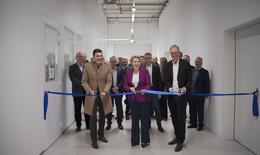 The following people symbolically cut a blue ribbon for the ceremonial handover to semiconductor supplier ASML from left to right: Robert Sprajcar | CEO DIEAG; Franziska Giffey | Senator for Economics, Energy and Public Enterprises; Dr Markus Matthes | Managing Director ASML Berlin GmbH
