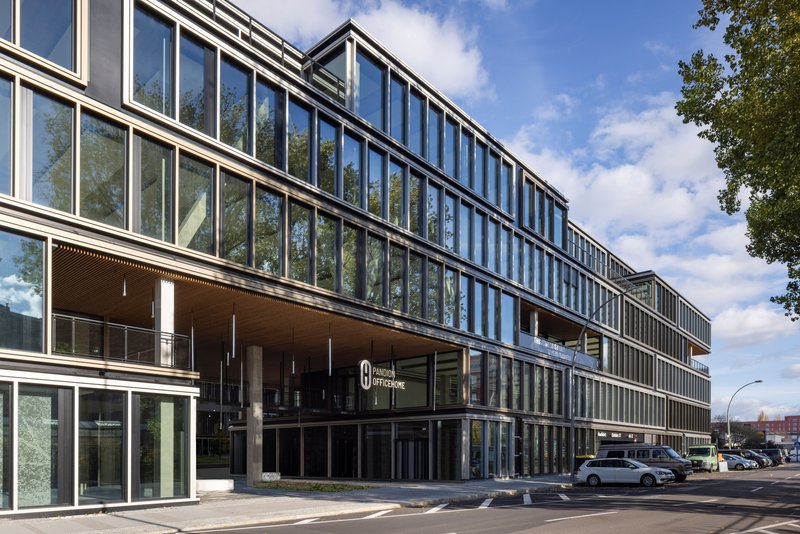 Front view of the entrance to OFFICEHOME Pollux in Berlin-Friedrichshain