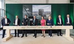 Nail-driving at the topping-out ceremony of Die Macherei Kreuzberg with the following participants: Jan Dührkoop, Managing Director at Art-Invest Real Estate Funds; Eike Becker, Architect; Dr. Markus Wiedenmann, CEO of Art-Invest Real Estate; Governing Mayor of Berlin: Kai Wegner; Lena Brühne, Managing Director and Head of the Berlin Office of Art-Invest Real Estate; Ulrike Schüren, Deutsche Pfandbriefbank AG; Bernd Mayer, Bayern LB; Jürgen Fenk, Member of the Executive Board, DIH