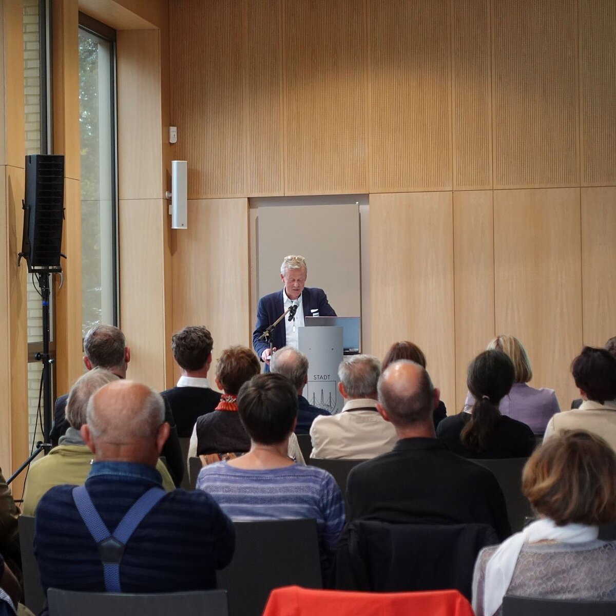 Frank Focke (Tchoban Voss Architekten) stellt auf der Informationsveranstaltung im Rathaus Königs Wusterhausen die Planungen für den „Königspark“ vor