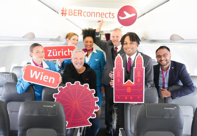 Crew photo of Eurowings expanding its flight offering with Andreas Ley, Senior Manager Business Development Aviation, Flughafen Berlin Brandenburg GmbH (3rd from left) and Kevin Berisha, Network Management & Airport Relations, Eurowings (1st from right) surrounded by crew.
