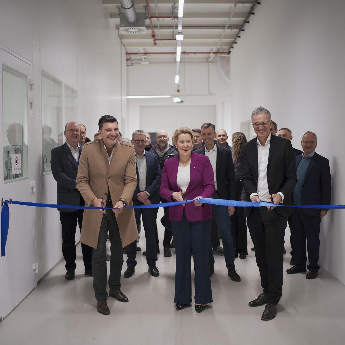 The following people symbolically cut a blue ribbon for the ceremonial handover to semiconductor supplier ASML from left to right: Robert Sprajcar | CEO DIEAG; Franziska Giffey | Senator for Economics, Energy and Public Enterprises; Dr Markus Matthes | Managing Director ASML Berlin GmbH
