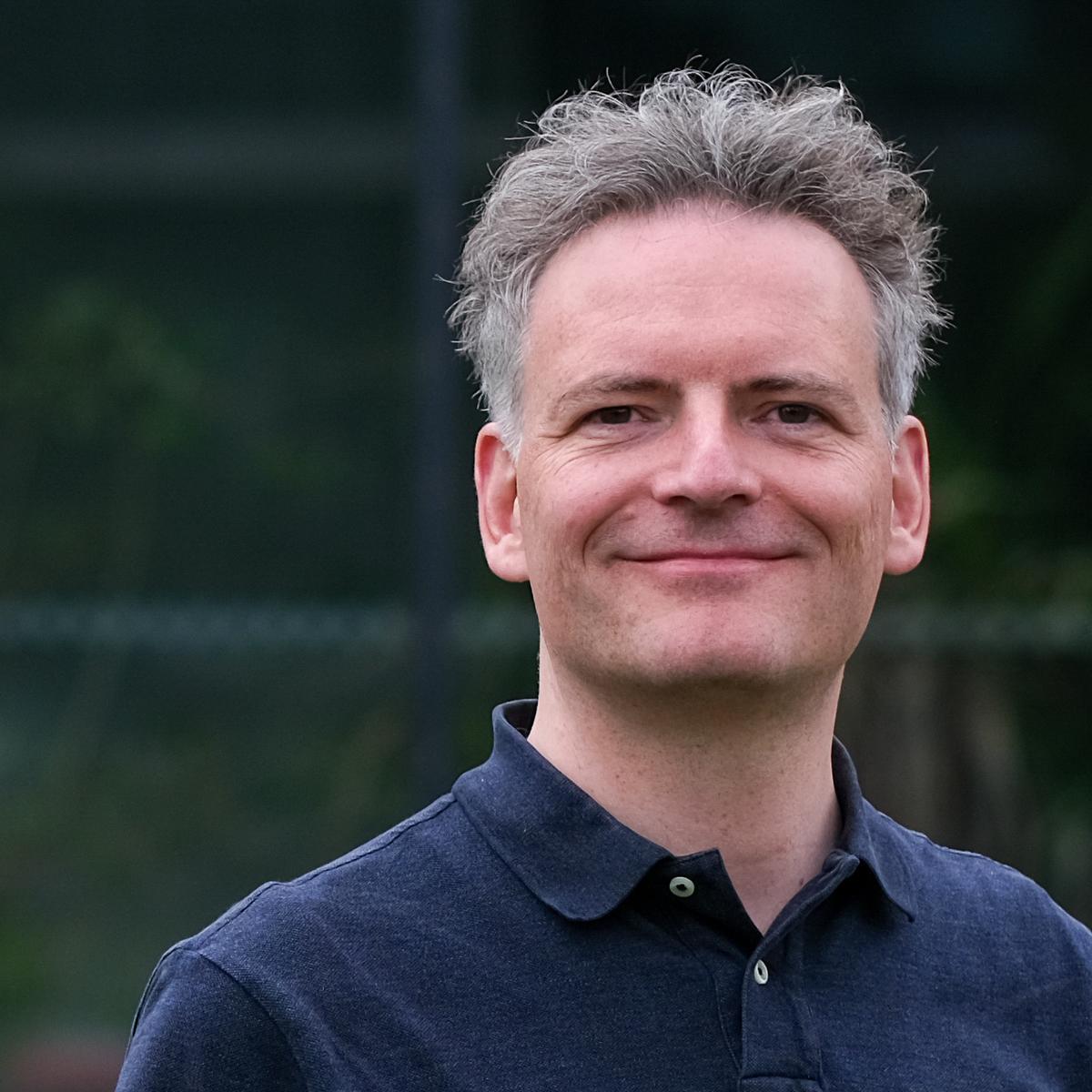 Portrait of Prof. Dr. Philipp Adelhelm researches and develops sodium-ion batteries in the joint research group of Humboldt University Berlin and HZB.