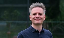 Portrait of Prof. Dr. Philipp Adelhelm researches and develops sodium-ion batteries in the joint research group of Humboldt University Berlin and HZB.