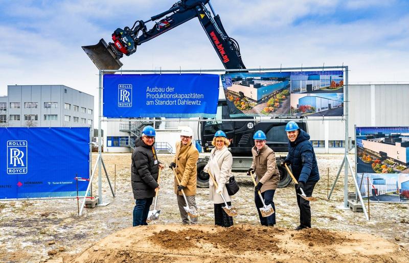From left to right: Michael Schwuchow, Mayor of Blankenfelde-Mahlow, Reiner Klaus, Sales Manager at Goldbeck, Kornelia Wehlan, District Administrator of Teltow-Fläming, Dr. Jörg Au, Managing Director of Rolls-Royce Germany, and Jens Baumeister, Head of Operational Business Aviation at Rolls-Royce Germany