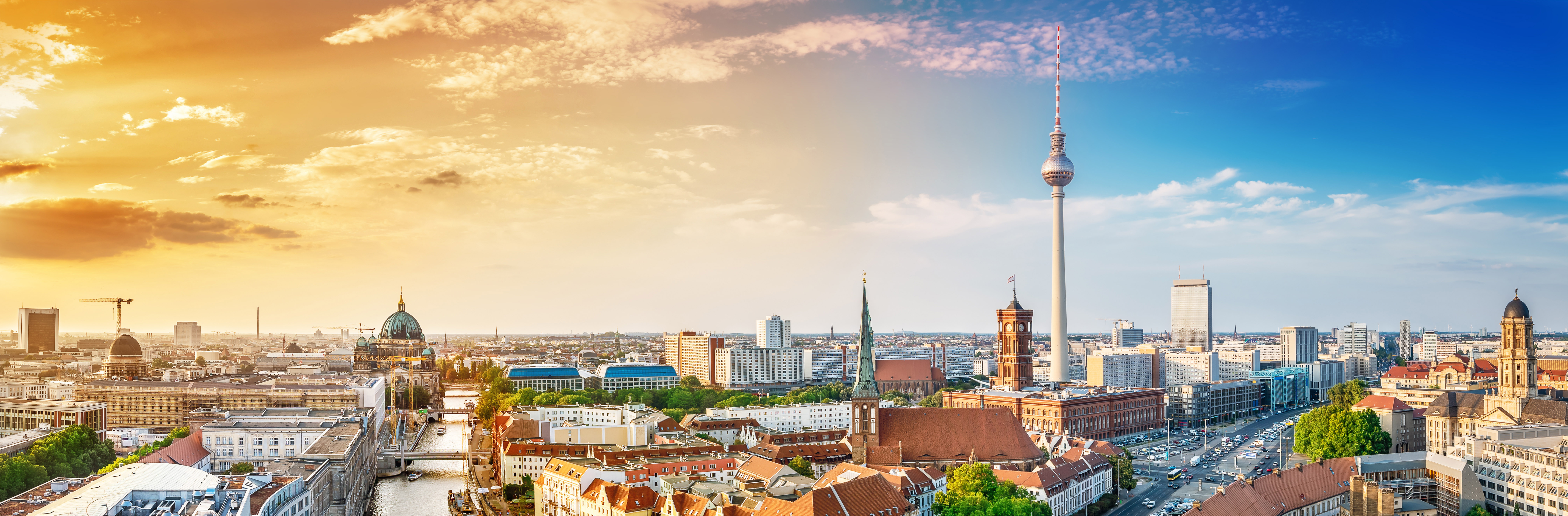 Luftaufnahme von Berlin mit Spree und Fernsehturm